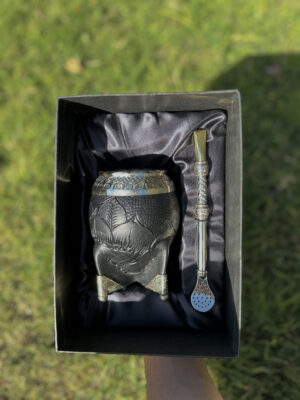 Combo Premium: Mate de Cuero Negro Cincelado y Bombilla de Alpaca